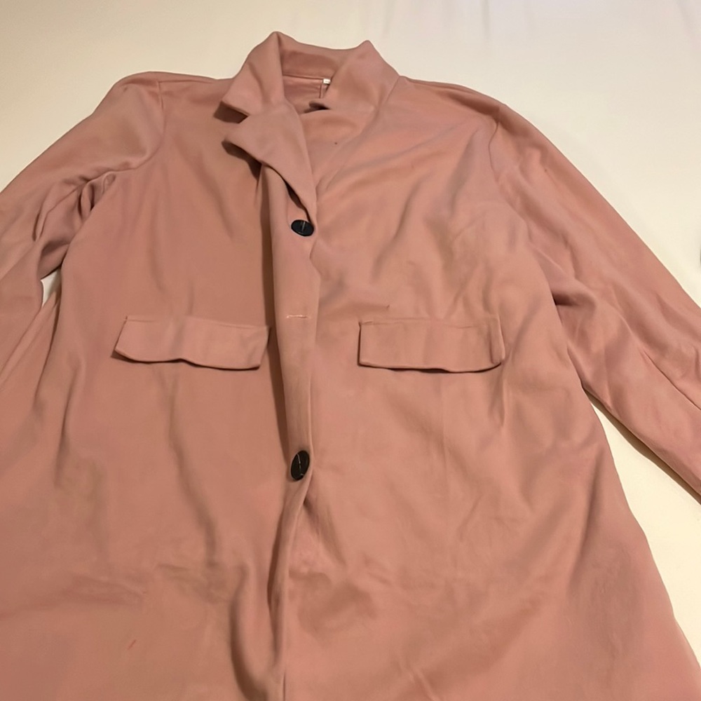 Hey, guys! Im selling a pink coat! It’s never been worn! It is X-Large!